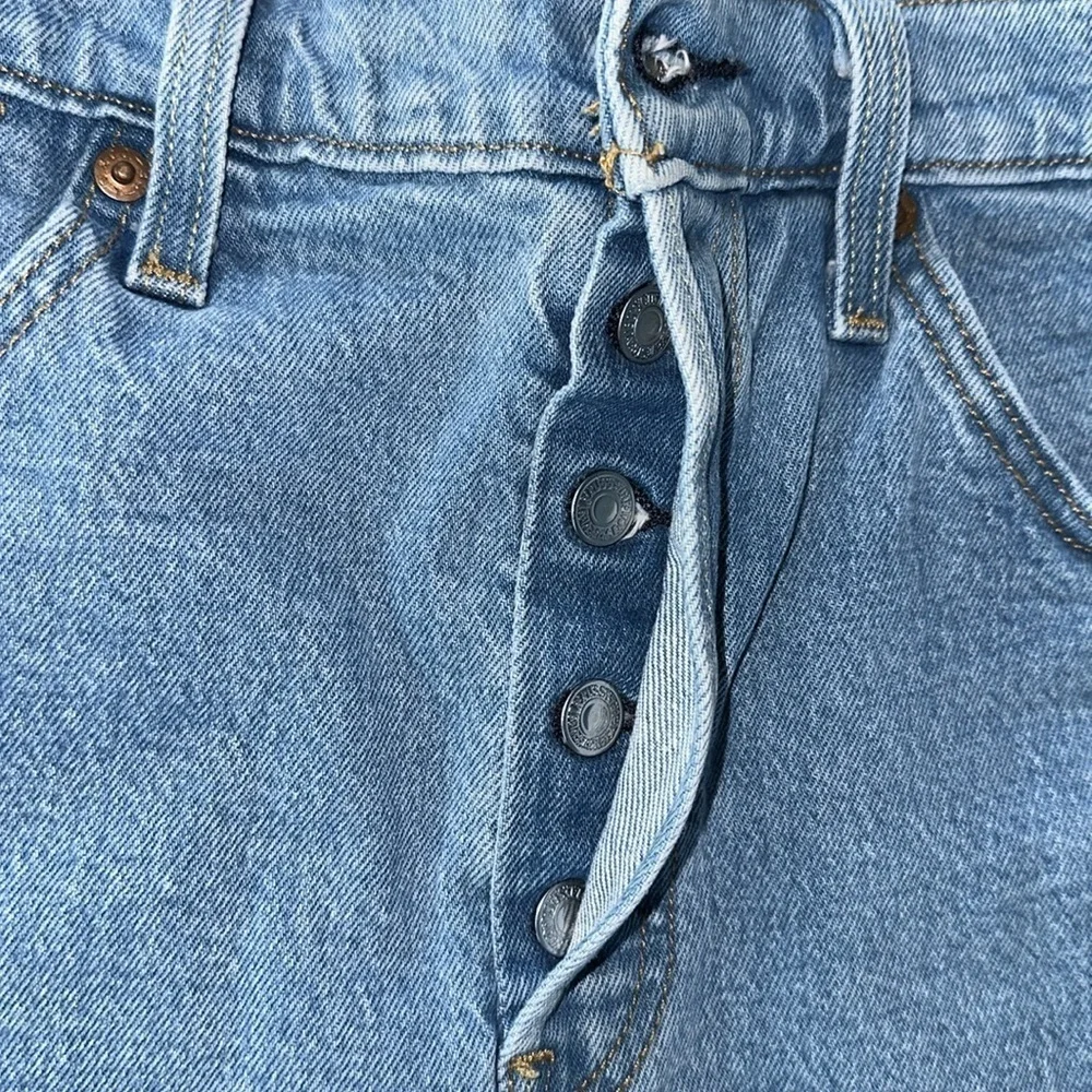 Levi’s 501 Original Fit High Rise Women's blue raw hem Shorts size 29